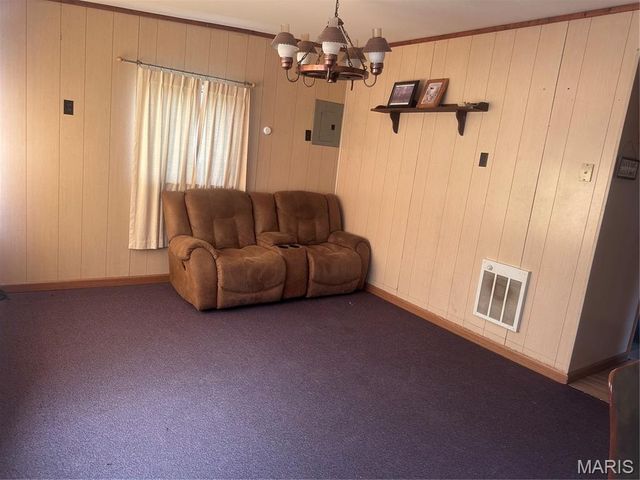 72 S River Road, Elsberry, MO 63343
