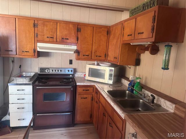 72 S River Road, Elsberry, MO 63343