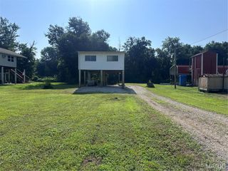 72 S River Road, Elsberry, MO 63343