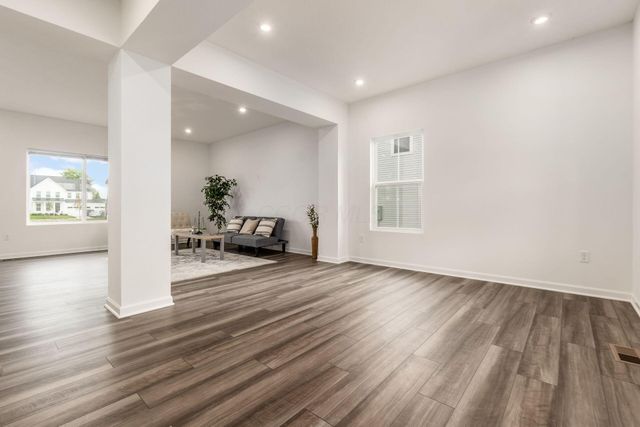 9041 Hawk Hill Way, Plain City, OH 43064