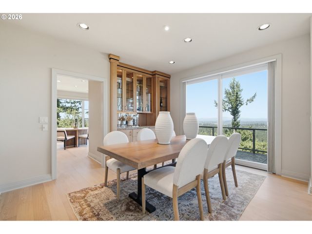 33 NANSEN Smt, Lake Oswego, OR 97035