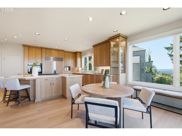 33 NANSEN Smt, Lake Oswego, OR 97035