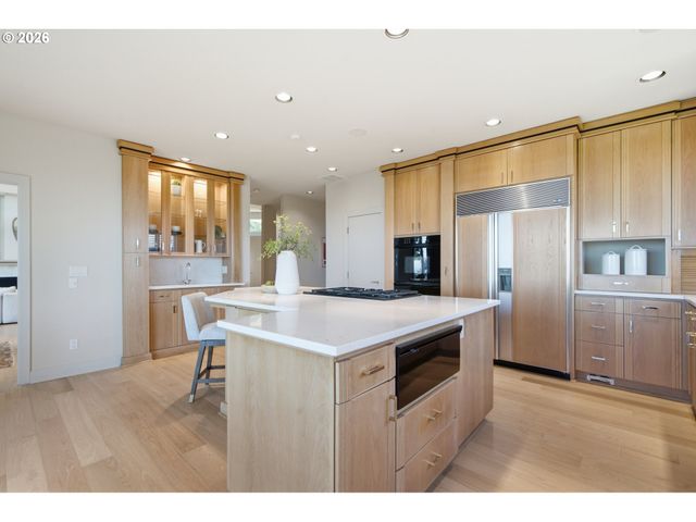 33 NANSEN Smt, Lake Oswego, OR 97035
