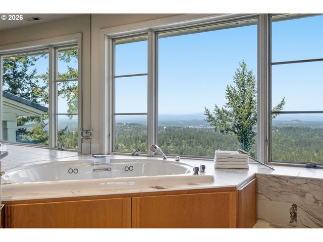 33 NANSEN Smt, Lake Oswego, OR 97035