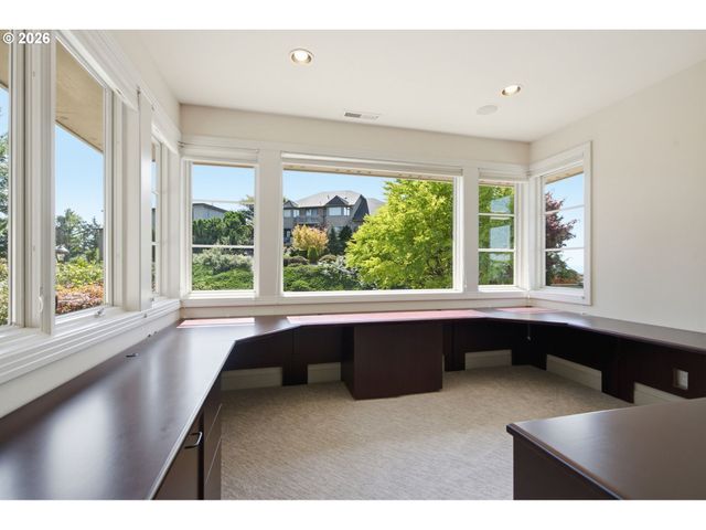 33 NANSEN Smt, Lake Oswego, OR 97035