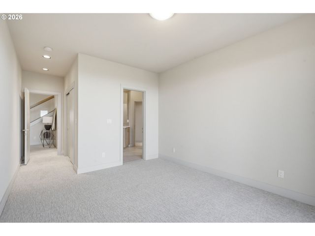 33 NANSEN Smt, Lake Oswego, OR 97035