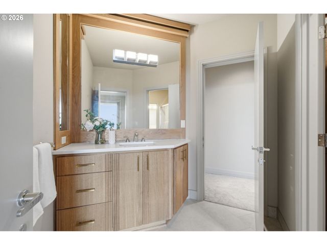 33 NANSEN Smt, Lake Oswego, OR 97035