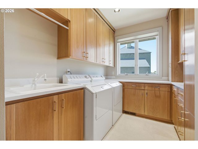 33 NANSEN Smt, Lake Oswego, OR 97035