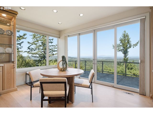 33 NANSEN Smt, Lake Oswego, OR 97035