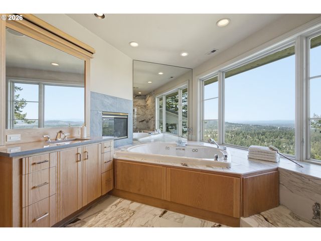 33 NANSEN Smt, Lake Oswego, OR 97035