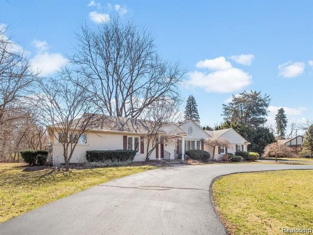 3879 CARRIAGE Road, Bloomfield Charter Township, MI 48301