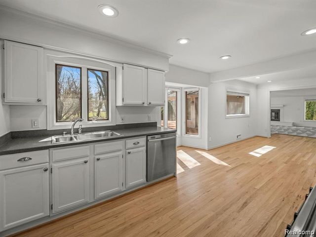 3879 CARRIAGE Road, Bloomfield Charter Township, MI 48301
