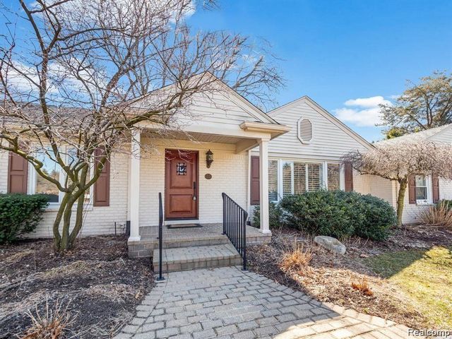 3879 CARRIAGE Road, Bloomfield Charter Township, MI 48301