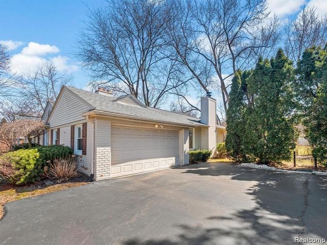3879 CARRIAGE Road, Bloomfield Charter Township, MI 48301
