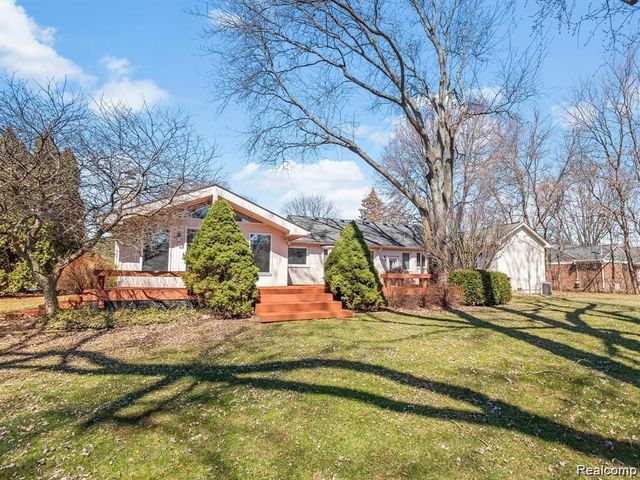 3879 CARRIAGE Road, Bloomfield Charter Township, MI 48301