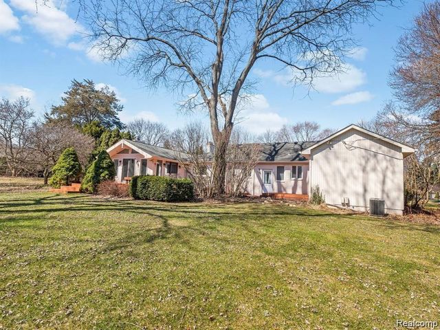 3879 CARRIAGE Road, Bloomfield Charter Township, MI 48301
