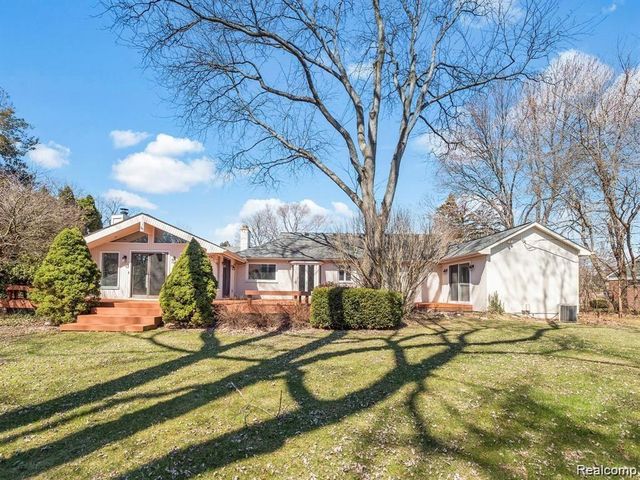 3879 CARRIAGE Road, Bloomfield Charter Township, MI 48301