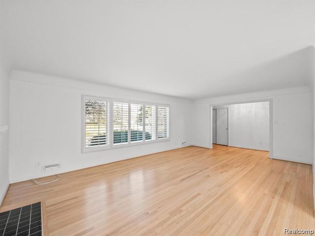 3879 CARRIAGE Road, Bloomfield Charter Township, MI 48301