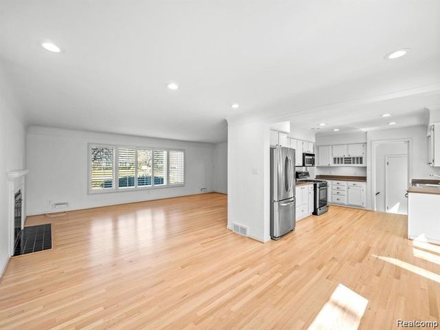 3879 CARRIAGE Road, Bloomfield Charter Township, MI 48301