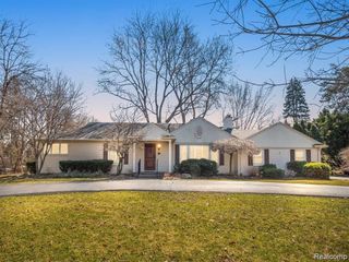 3879 CARRIAGE Road, Bloomfield Charter Township, MI 48301