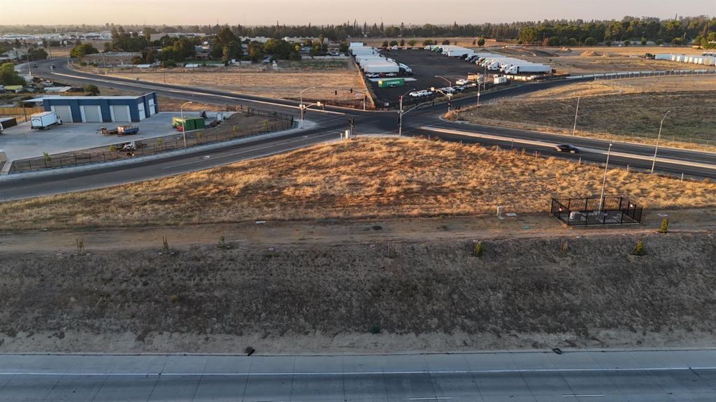 0 W Dan Ronquillo Dr S Roeding D, Fresno, CA 93706