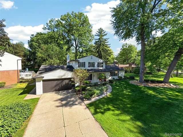 16240 Forestview Drive, Clinton Township, MI 48036