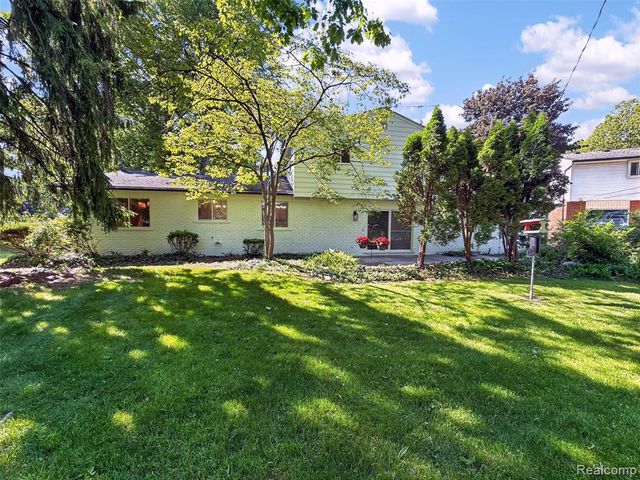 16240 Forestview Drive, Clinton Township, MI 48036