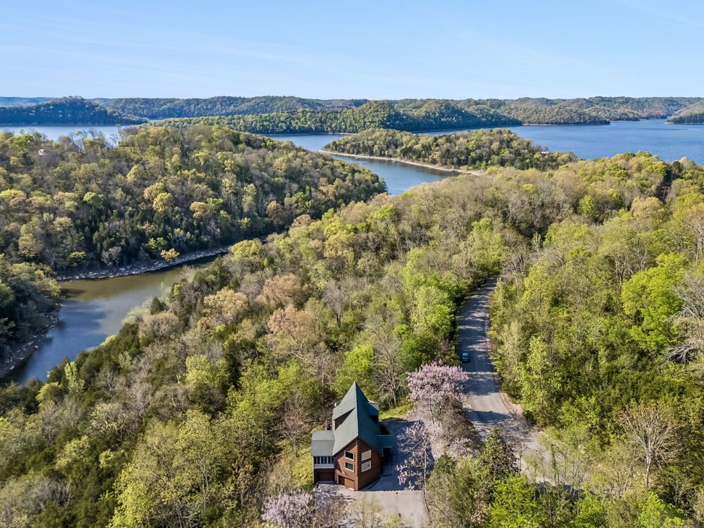 110 Lake Meadow Dr, Smithville, TN 37166