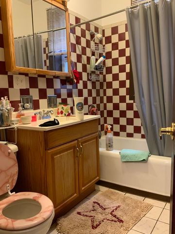 5236 W Montrose Avenue, Chicago, IL 60641