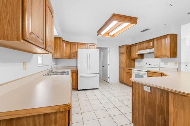 511 W COLLEGE AVENUE, Ruskin, FL 33570