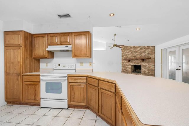 511 W COLLEGE AVENUE, Ruskin, FL 33570