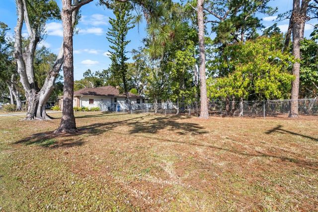 511 W COLLEGE AVENUE, Ruskin, FL 33570
