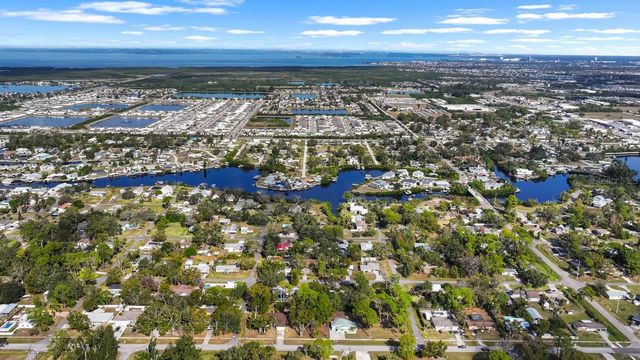 511 W COLLEGE AVENUE, Ruskin, FL 33570