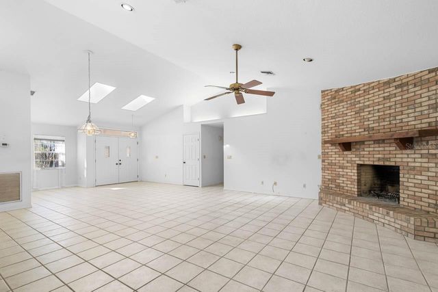 511 W COLLEGE AVENUE, Ruskin, FL 33570