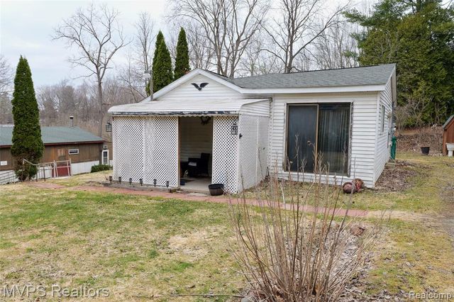 1721 Moffat Road, Leonard, MI 48367