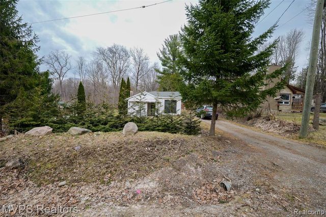 1721 Moffat Road, Leonard, MI 48367