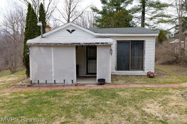 1721 Moffat Road, Leonard, MI 48367