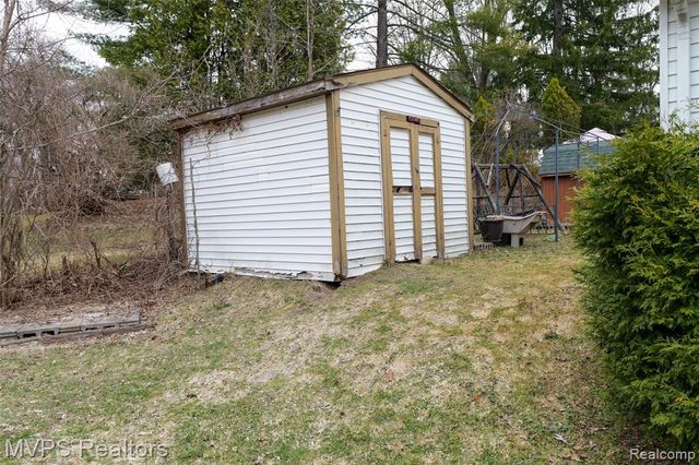 1721 Moffat Road, Leonard, MI 48367