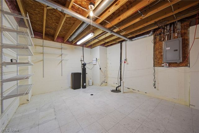 300 Fredricksburg Court NE, North Canton, OH 44720