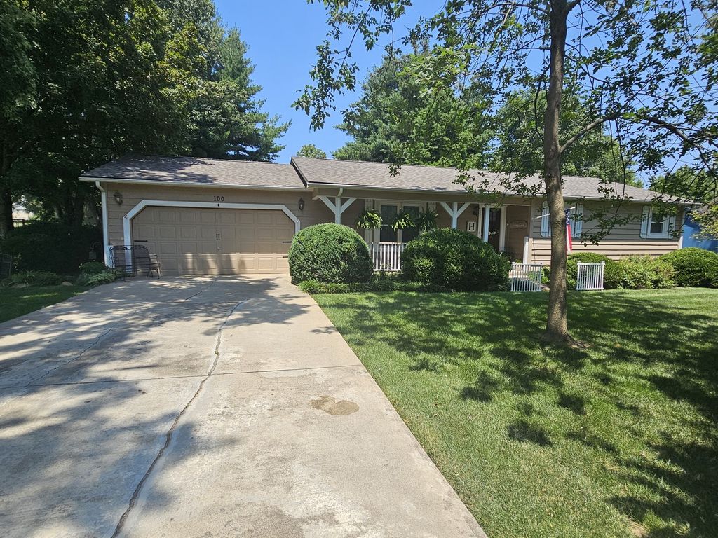 Image 13 of property listing at 100 Cherry Drive, Mt Vernon, IL 62864