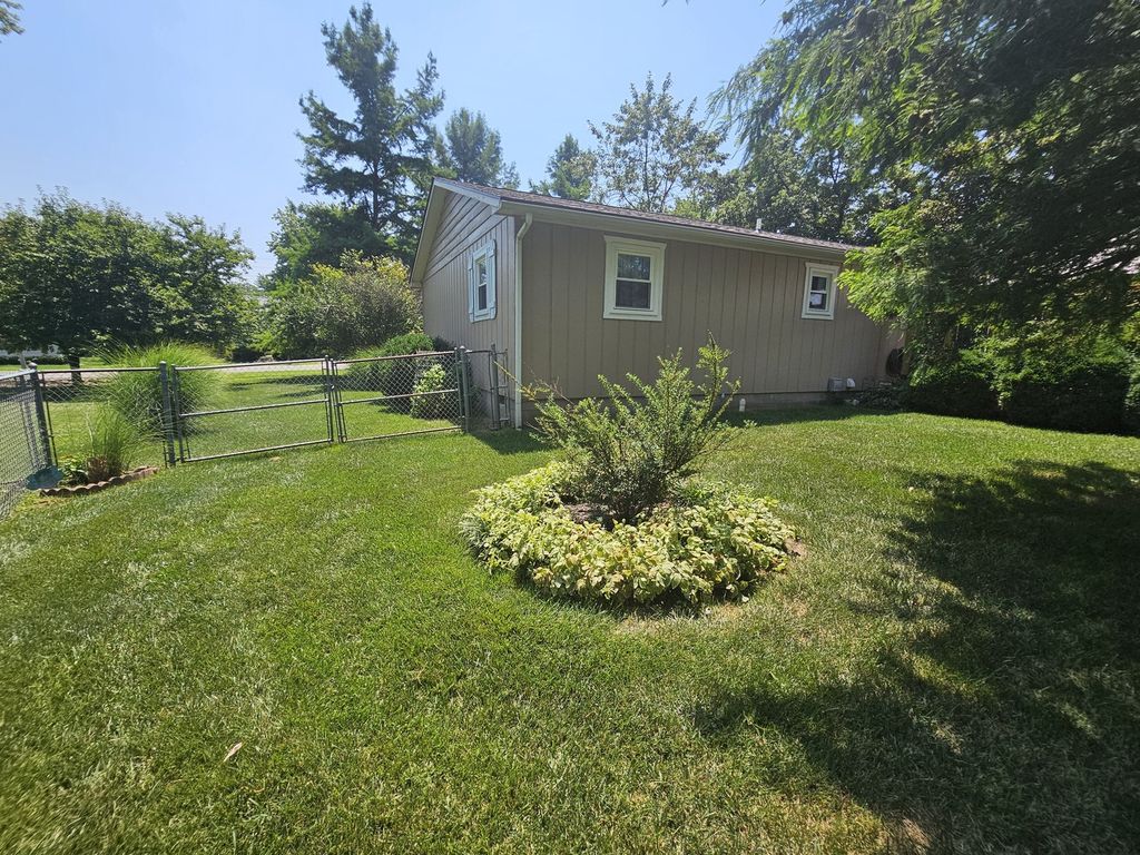 Image 14 of property listing at 100 Cherry Drive, Mt Vernon, IL 62864