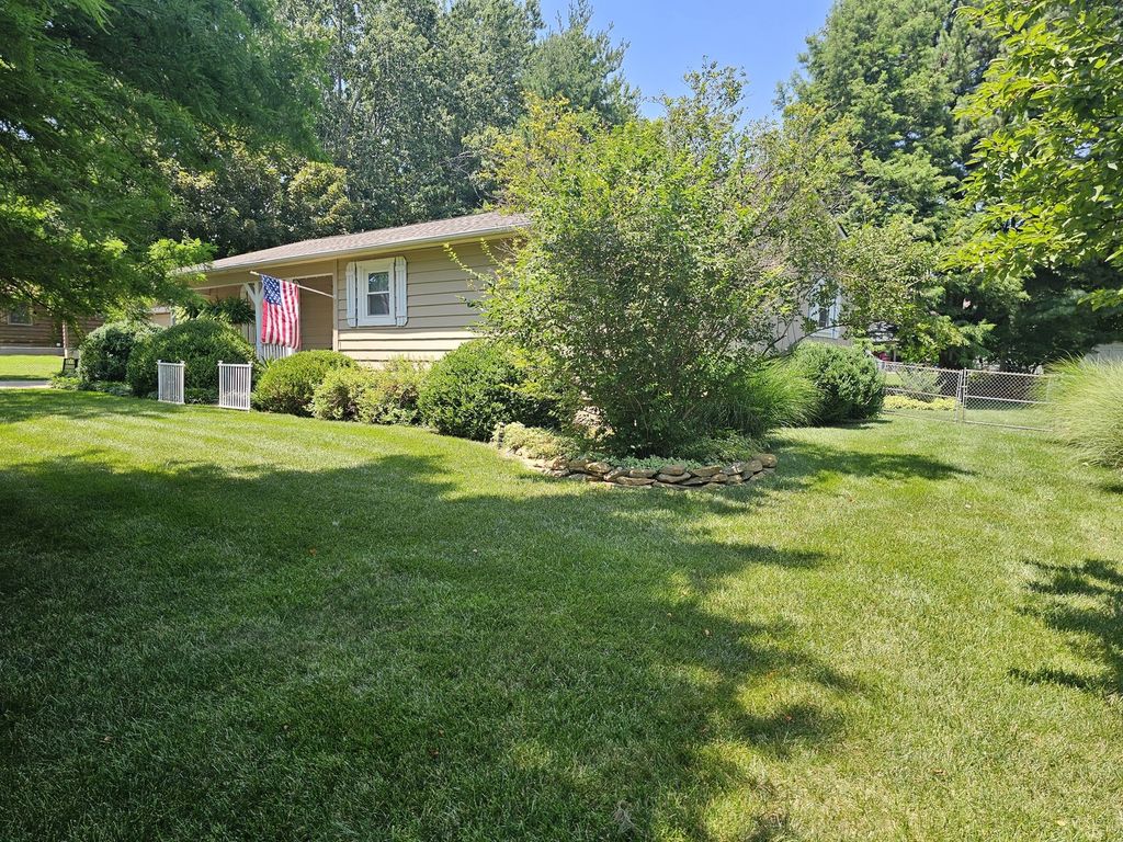 Image 15 of property listing at 100 Cherry Drive, Mt Vernon, IL 62864