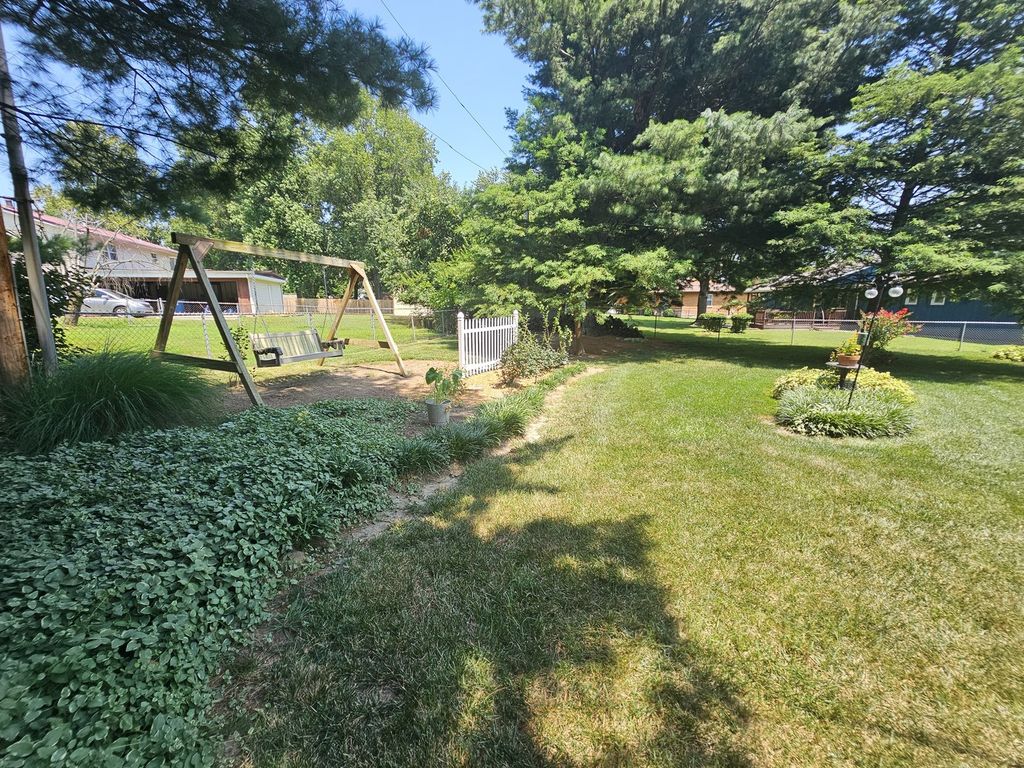 Image 16 of property listing at 100 Cherry Drive, Mt Vernon, IL 62864