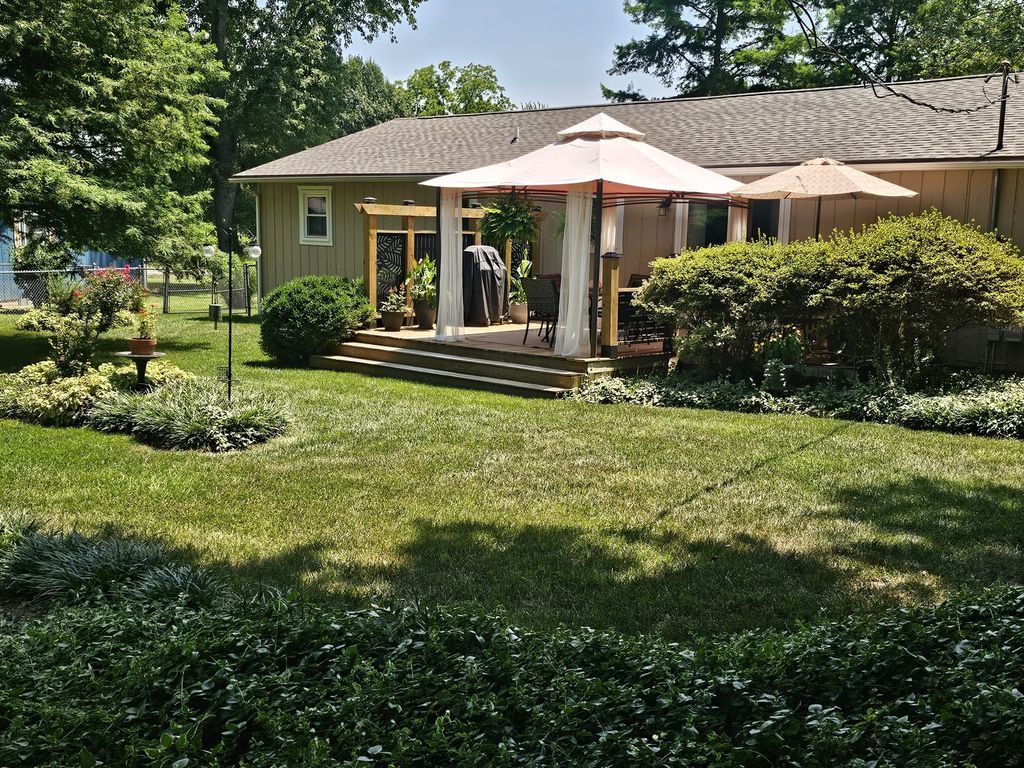 Image 3 of property listing at 100 Cherry Drive, Mt Vernon, IL 62864