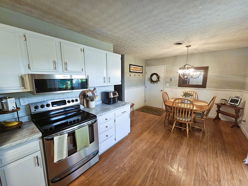 Image 29 of property listing at 100 Cherry Drive, Mt Vernon, IL 62864