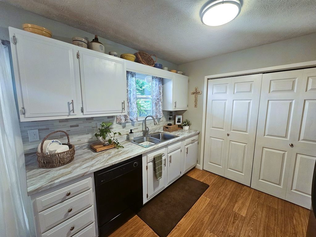 Image 30 of property listing at 100 Cherry Drive, Mt Vernon, IL 62864