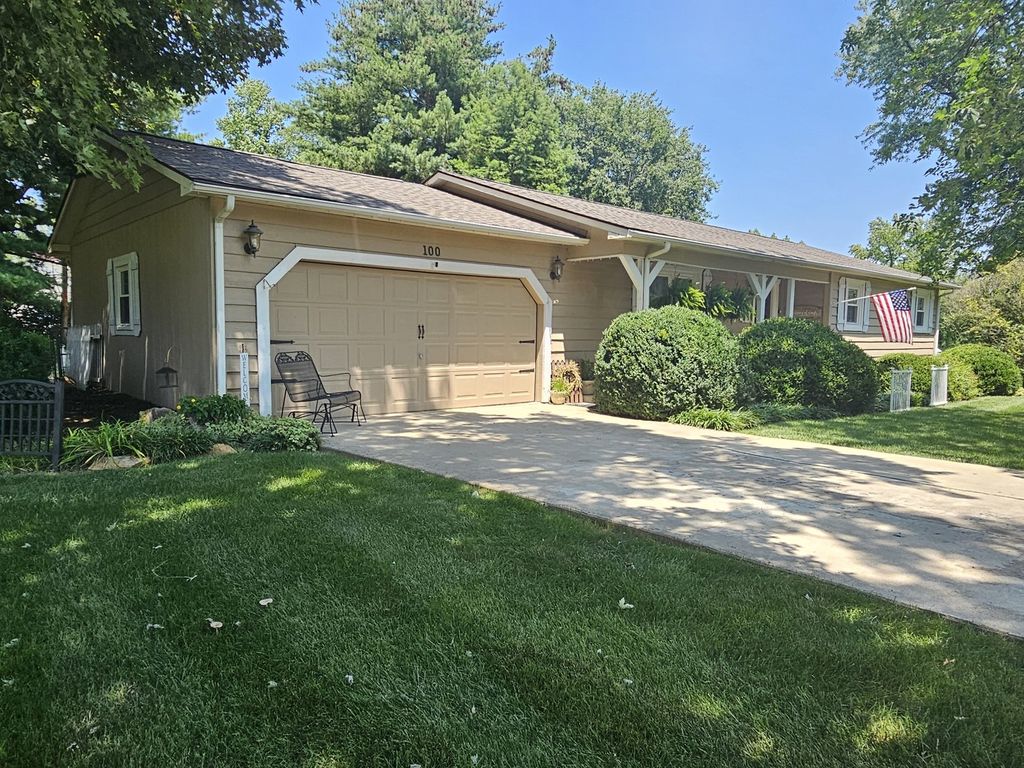 Image 4 of property listing at 100 Cherry Drive, Mt Vernon, IL 62864