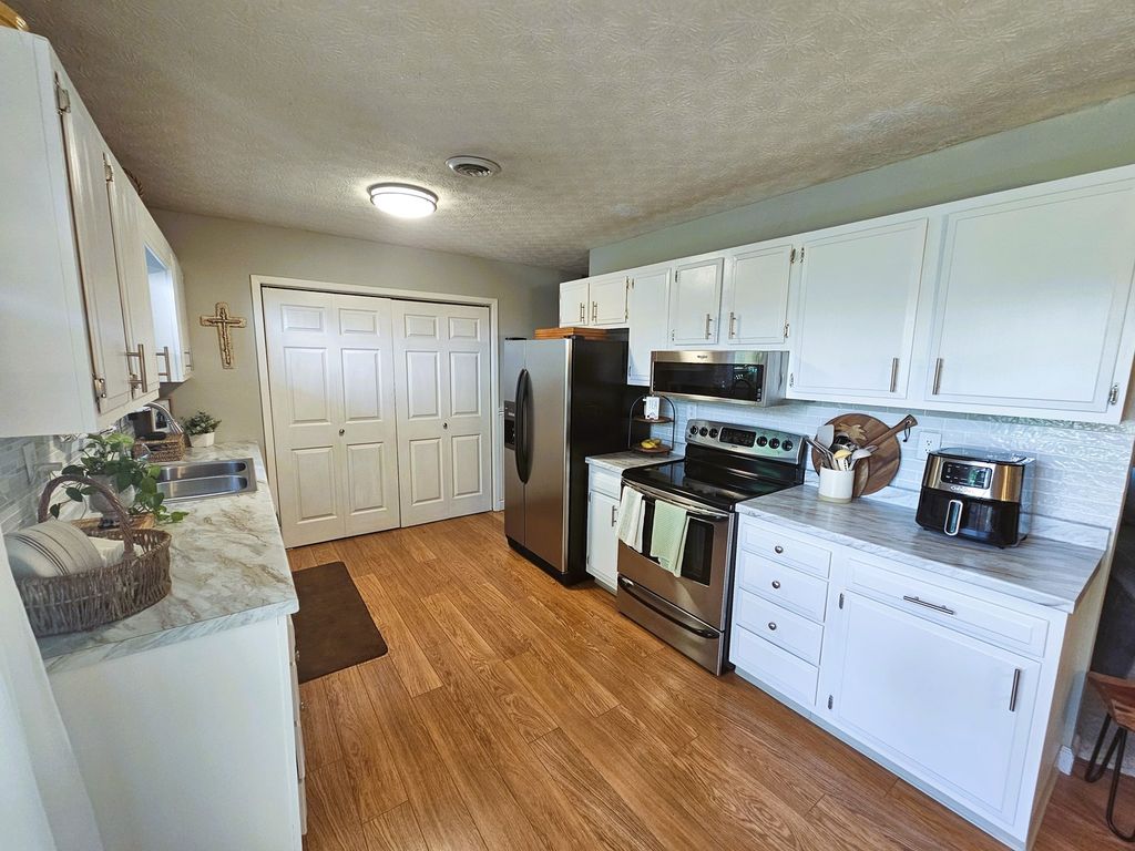Image 31 of property listing at 100 Cherry Drive, Mt Vernon, IL 62864