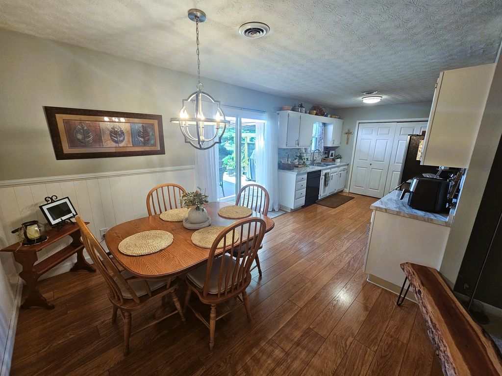 Image 32 of property listing at 100 Cherry Drive, Mt Vernon, IL 62864