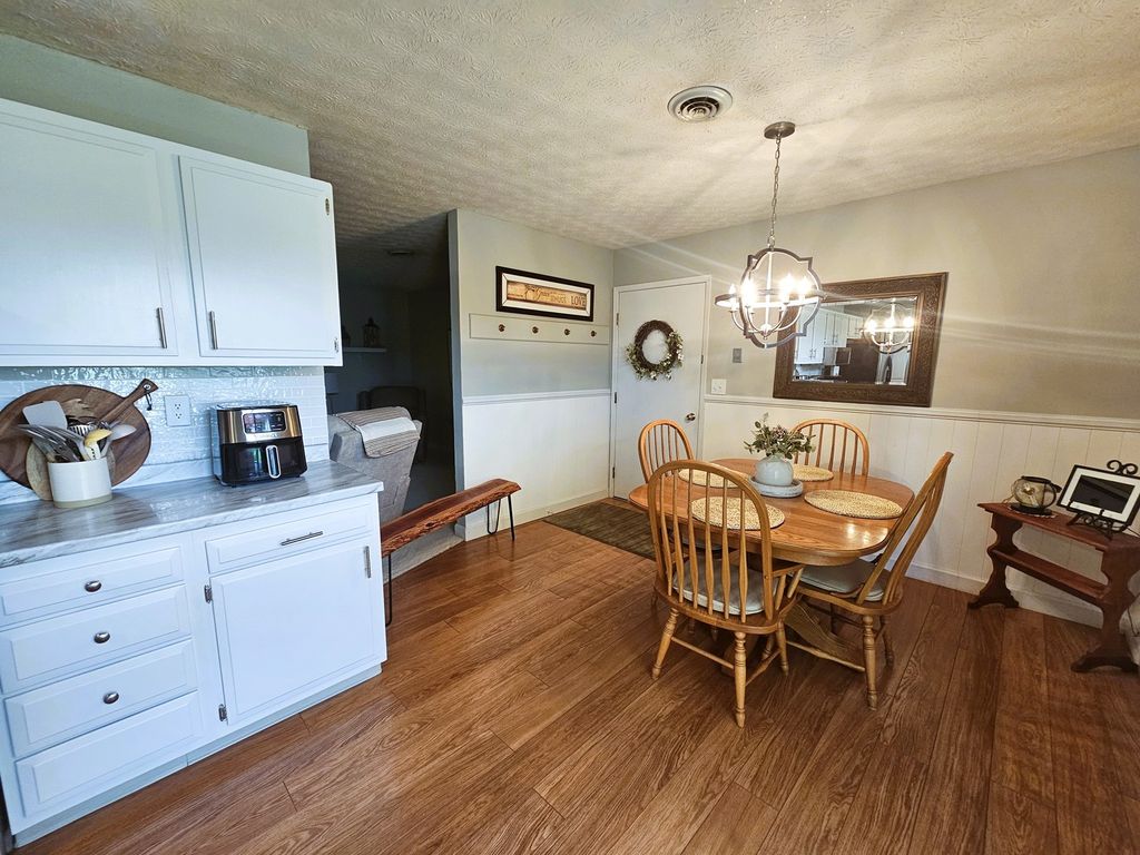 Image 33 of property listing at 100 Cherry Drive, Mt Vernon, IL 62864